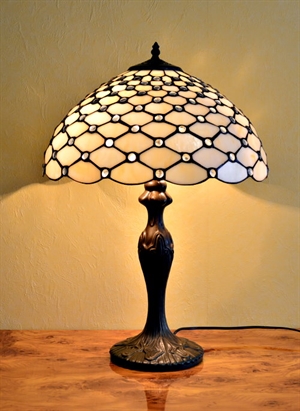 tiffany bordlampe dt147 hvid skærm rudeformet glas hvide perler h57cm ø40cm - Se Tiffany lamper